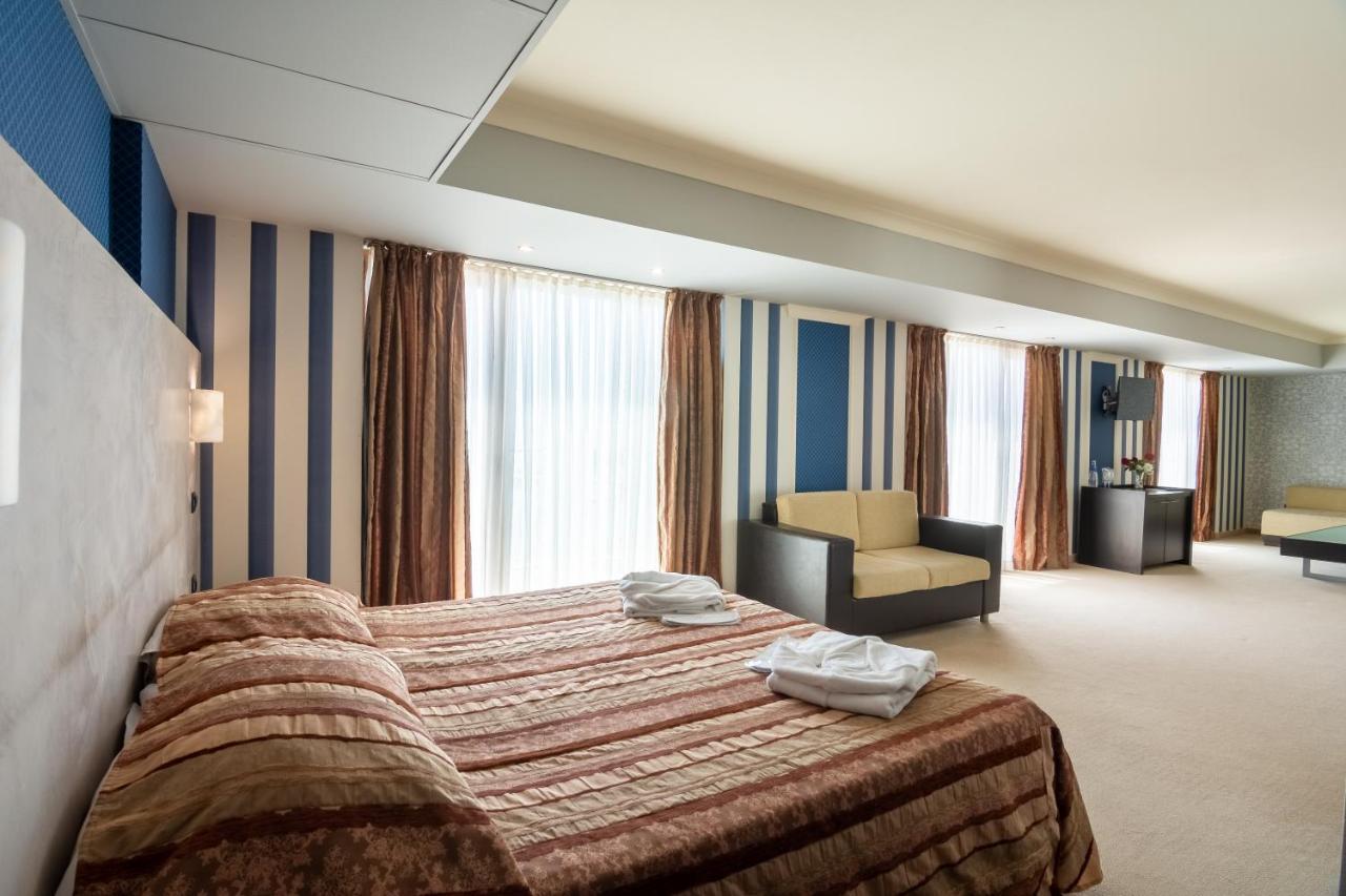 Hotel Mistral Baltsjik Buitenkant foto