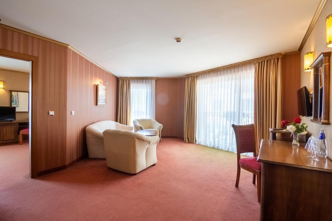Hotel Mistral Baltsjik Buitenkant foto