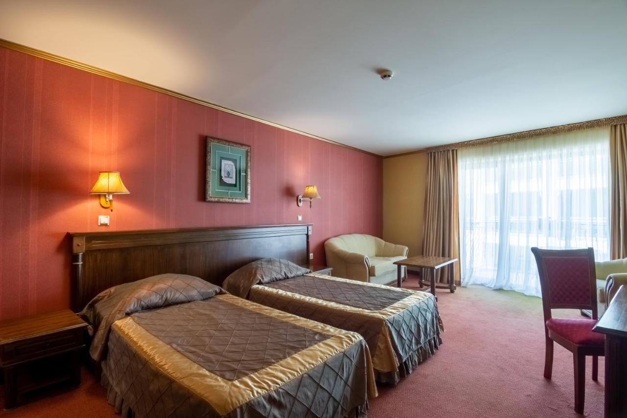 Hotel Mistral Baltsjik Buitenkant foto