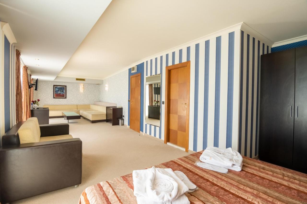 Hotel Mistral Baltsjik Buitenkant foto