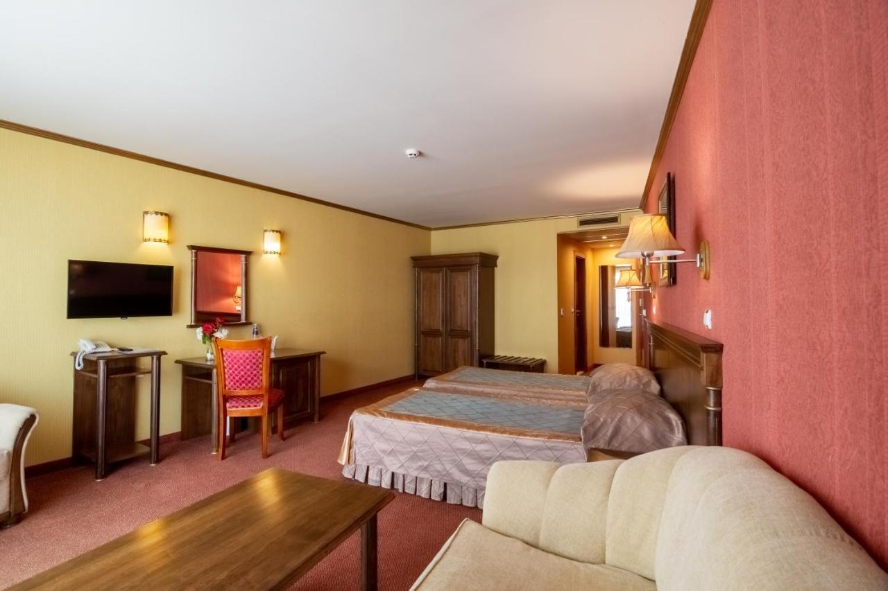 Hotel Mistral Baltsjik Buitenkant foto