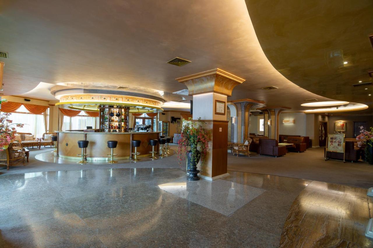 Hotel Mistral Baltsjik Buitenkant foto