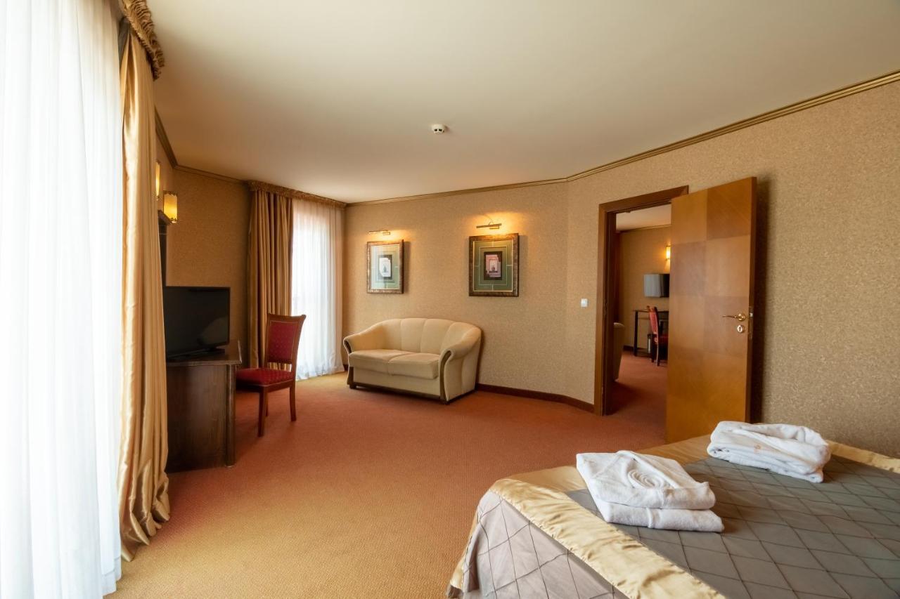 Hotel Mistral Baltsjik Buitenkant foto