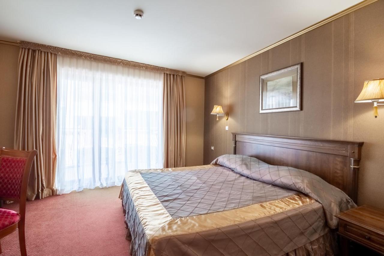 Hotel Mistral Baltsjik Buitenkant foto