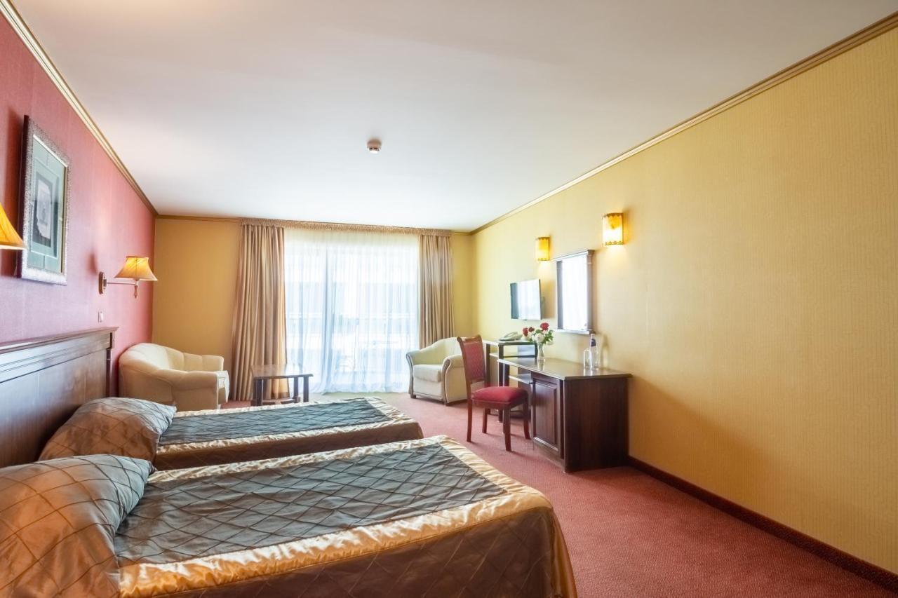 Hotel Mistral Baltsjik Buitenkant foto