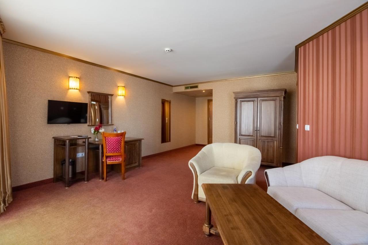 Hotel Mistral Baltsjik Buitenkant foto