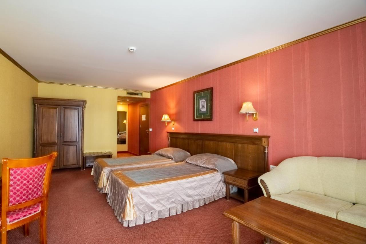 Hotel Mistral Baltsjik Buitenkant foto