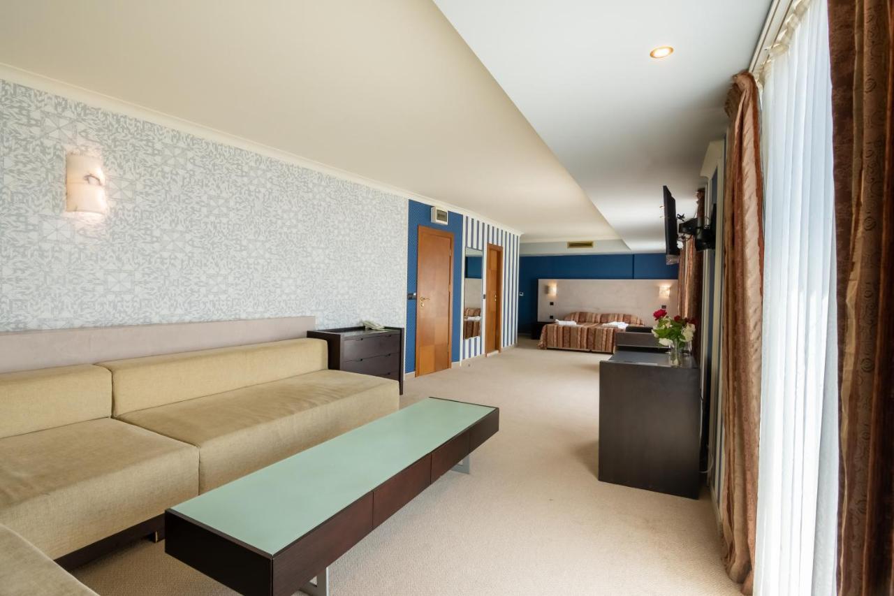Hotel Mistral Baltsjik Buitenkant foto