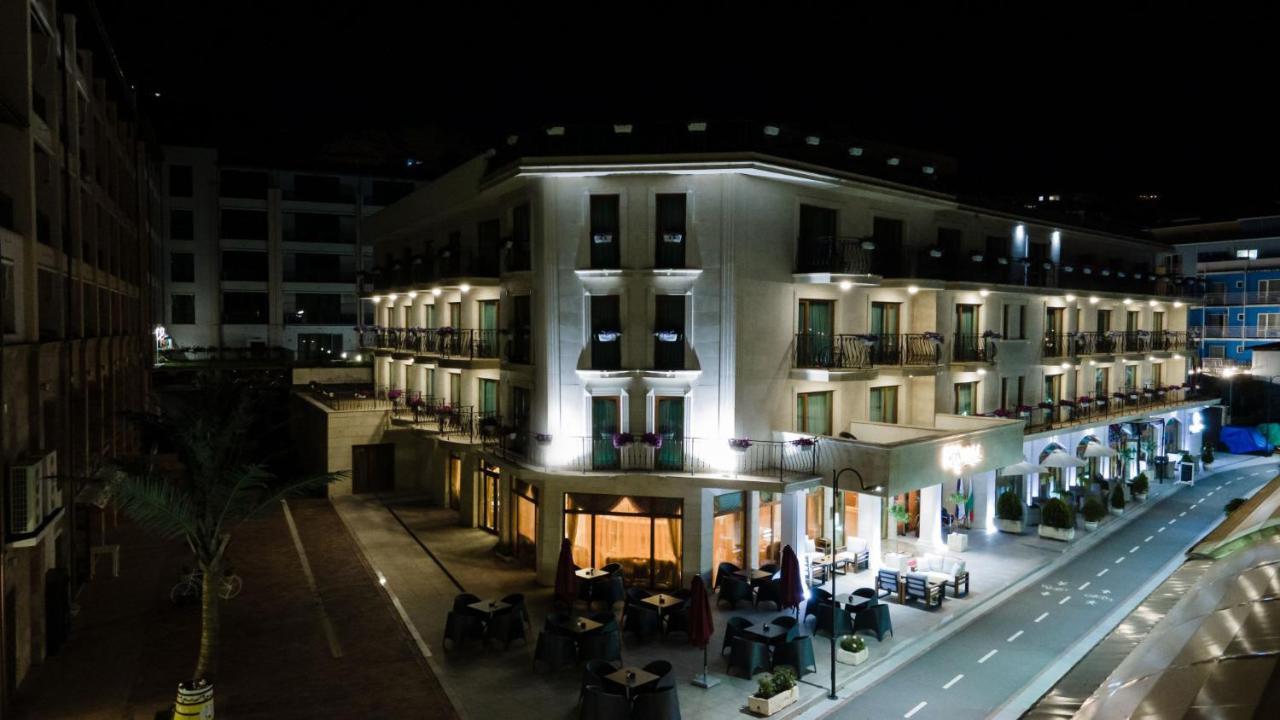 Hotel Mistral Baltsjik Buitenkant foto