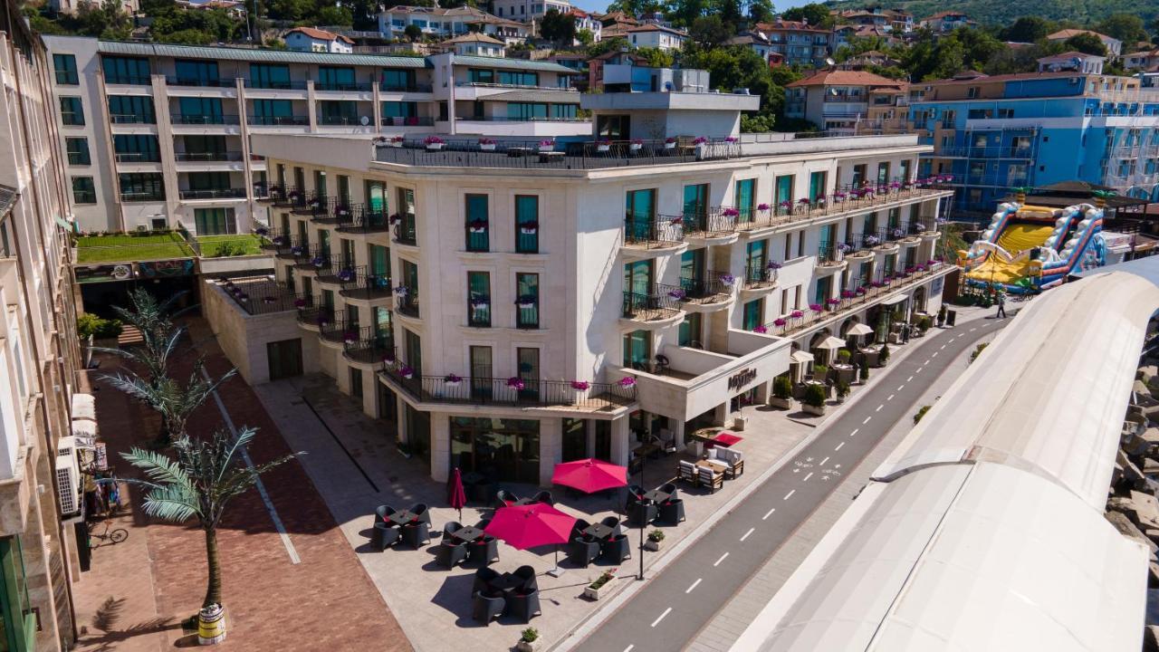 Hotel Mistral Baltsjik Buitenkant foto